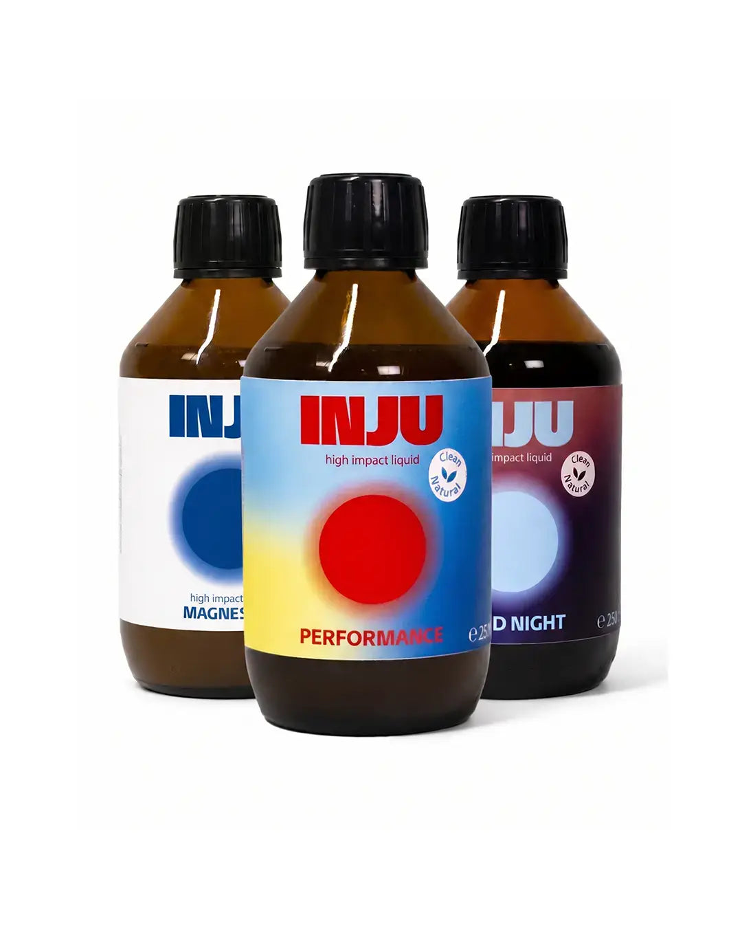INJU ATHLETE'S RECOVERY BUNDLE: INJU ATHELETE's BUNDLE: Drei braune Glasflaschen von INJU nebeneinander: links „Magnesium“ mit weißem Etikett und dunkelblauem Kreis, mitte vorne „Performance“ mit gelb-hellblauem Etikett und rotem Kreis, rechts „Good Night“ mit dunkelviolettem Etikett und hellblauem Kreis.