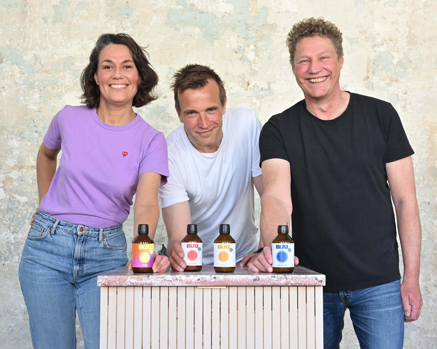 Das Gründerteam von INJU: Luise Tremel, Steffen Kellner und Peter Kowalsky. Sie präsentieren die neuen INJU Produkte ONE, Q10-Komplex, Vitamin D3 und Magnesium.