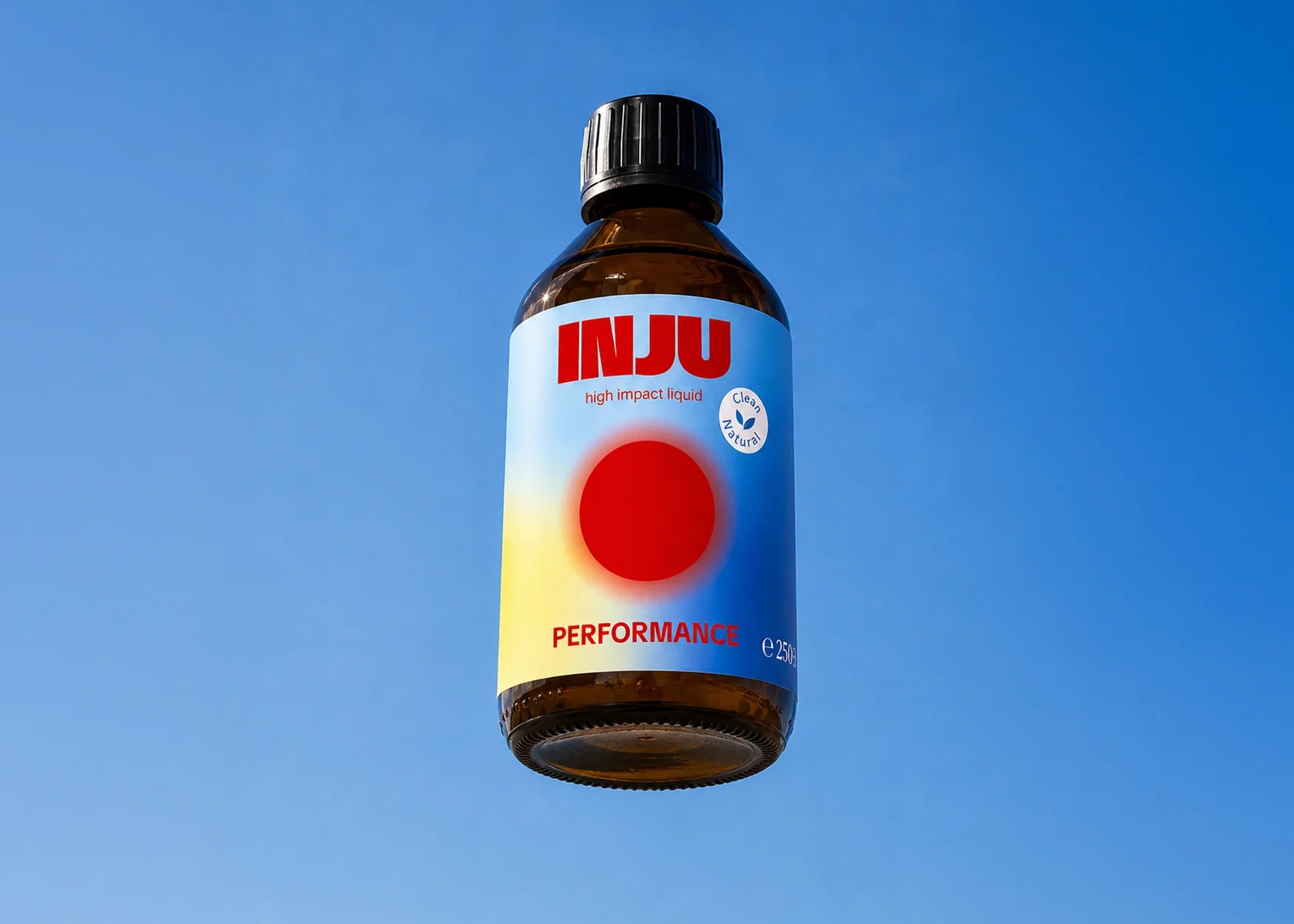 INJU PERFORMANCE-Braunglasflasche vor blauem Himmel. Das gelb-blaue Etikett zeigt das Logo und einen leuchtend roten Kreis.