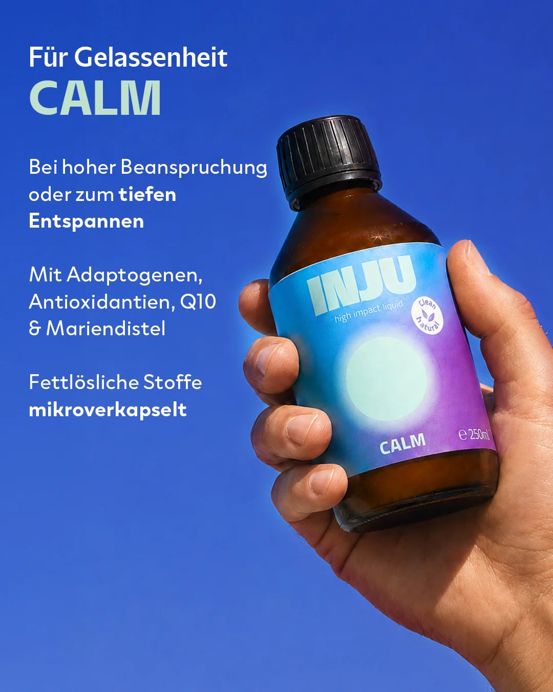 Eine Hand hält die INJU Calm Flasche mit blau-lila Farbverlauf vor strahlend blauem Himmel. Der Text beschreibt das Produkt für Gelassenheit und tiefes Entspannen mit Adaptogenen, Q10 und Mariendistel.
