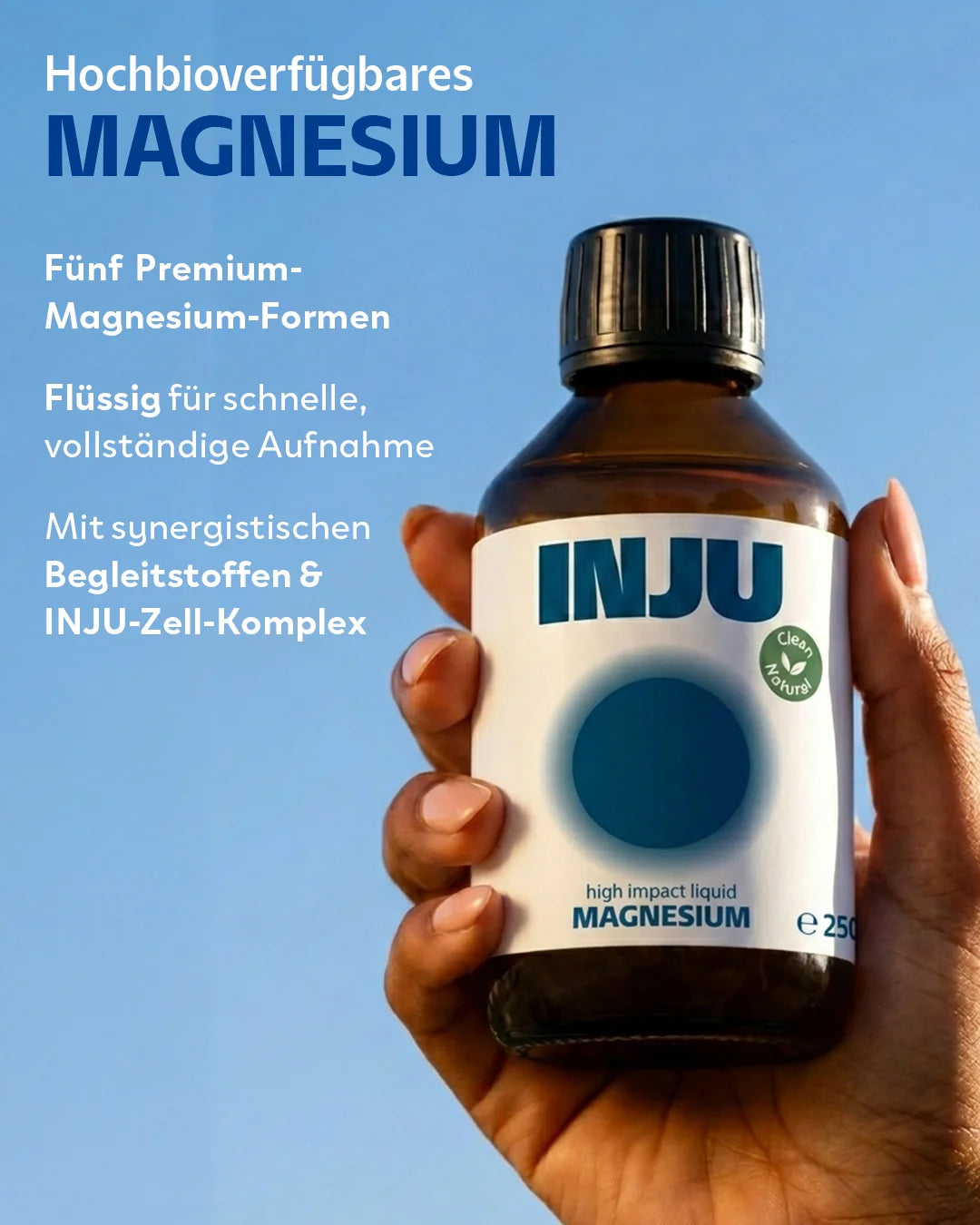 Eine Hand hält die INJU Magnesium Flasche gegen einen blauen Himmel. Text beschreibt positive Produkteigenschaften, inklusive fünf premium-magnesium-formen, flüssig für schnelle & vollständige Aufnahme & synergistische Begleitstoffe