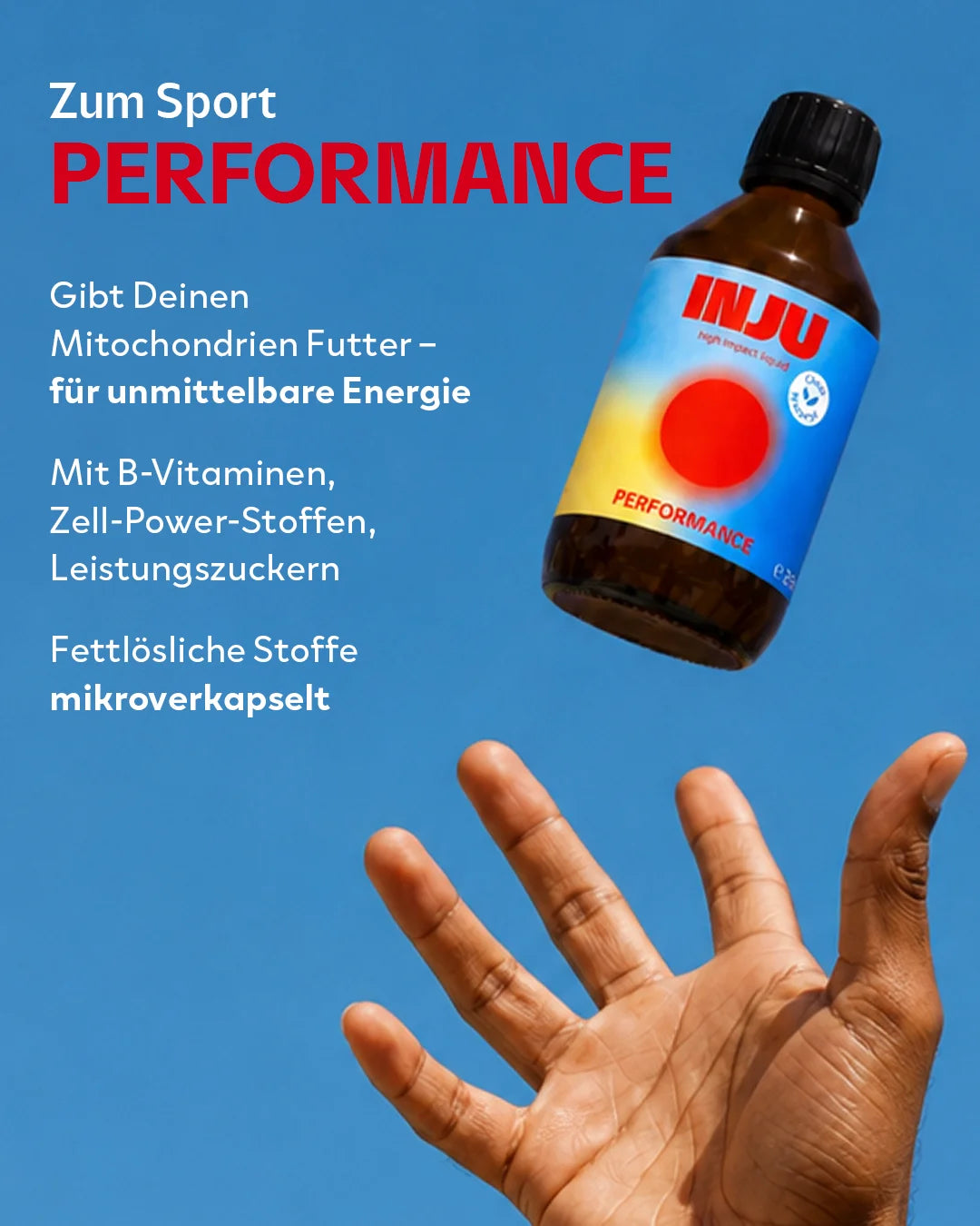 Eine Hand streckt sich nach einer fallenden INJU Performance Flasche vor blauem Himmel aus. Der Text hebt „unmittelbare Energie“ für Mitochondrien durch B-Vitamine und Leistungszucker hervor.
