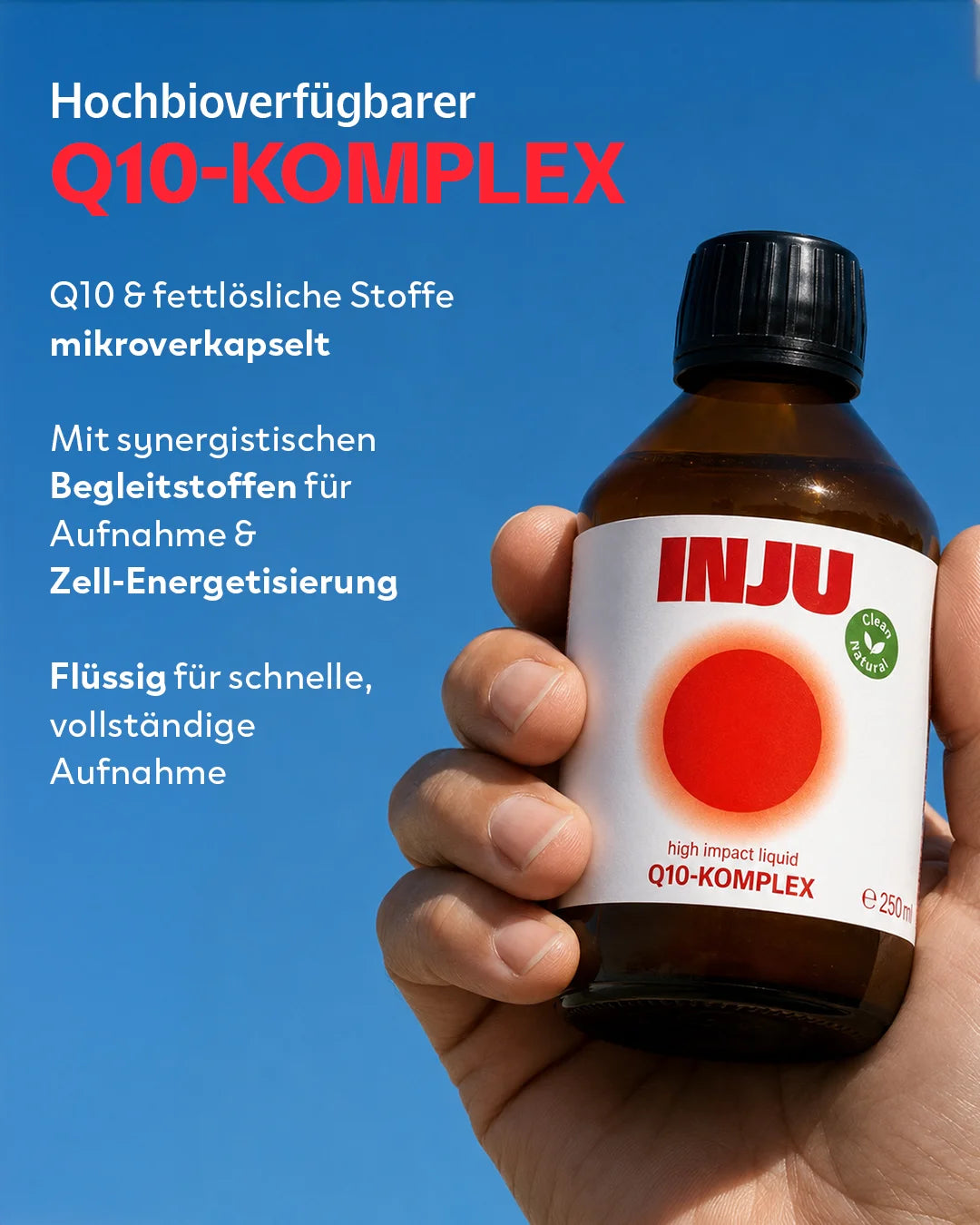 Eine Hand hält die INJU Q10-Komplex Flasche vor strahlend blauem Himmel. Der Text beschreibt mikroverkapseltes Q10 und fettlösliche Stoffe für schnelle Aufnahme und Zell-Energetisierung.