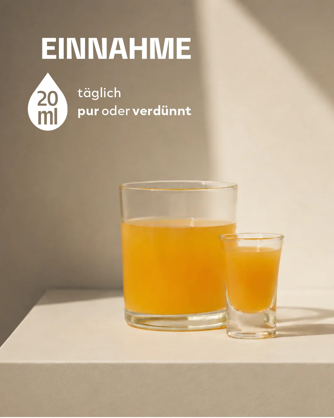 Ein großes Glas und ein Shotglas gefüllt mit der goldgelben INJU Calm Flüssigkeit auf beigem Grund. Text-Info: 20 ml täglich pur oder verdünnt einnehmen.