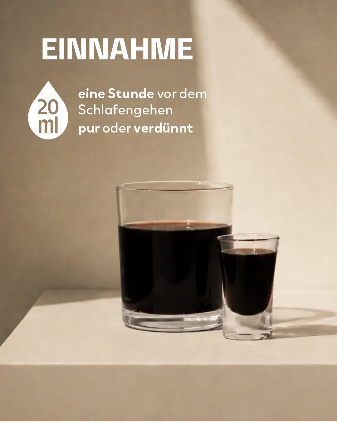 Ein großes Wasserglas und ein Shotglas mit der dunklen „Good Night“ Essenz. Text-Info: 20 ml täglich, eine Stunde vor dem Schlafengehen pur oder verdünnt einnehmen.