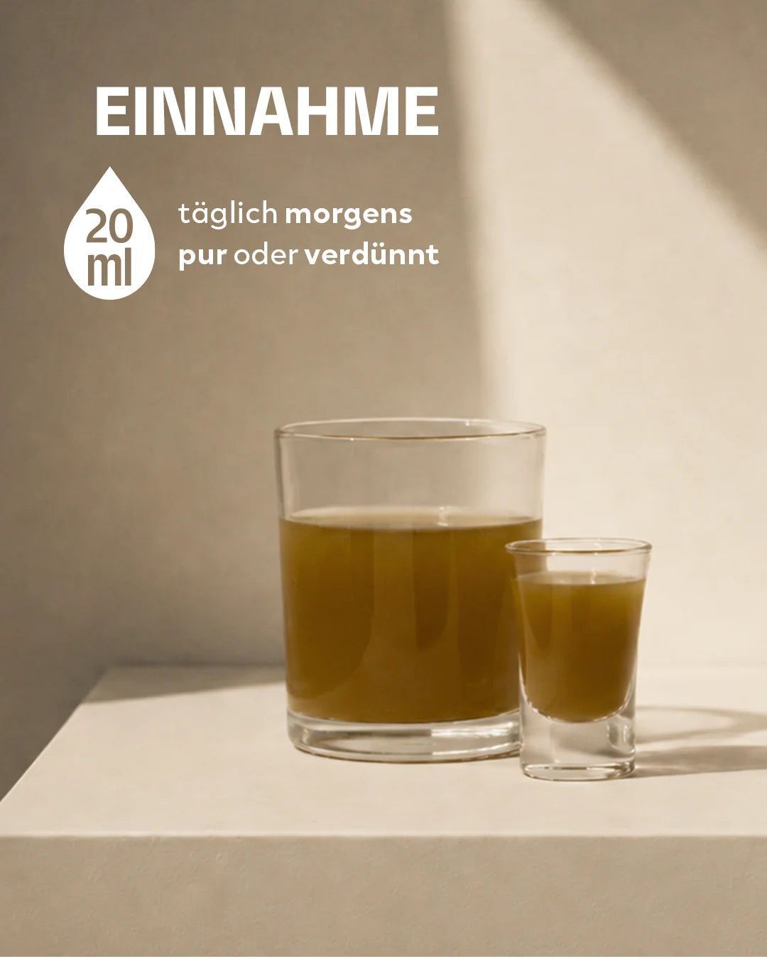 Ein Wasserglas und ein Shotglas gefüllt mit der olivgrünen INJU Immune Flüssigkeit. Text-Info: 20 ml täglich morgens pur oder verdünnt einnehmen.