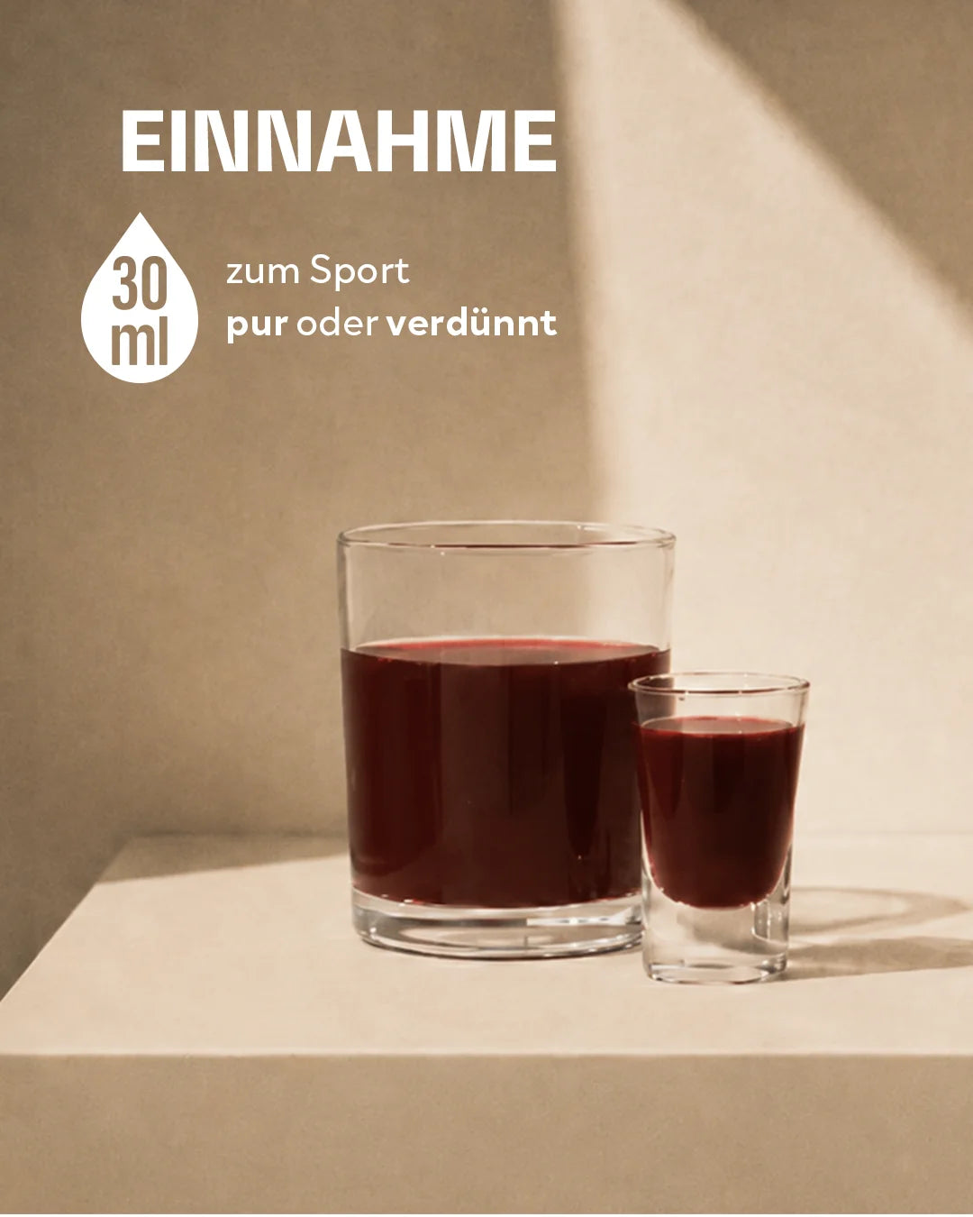 Ein großes Glas und ein Shotglas gefüllt mit der dunkelroten INJU Performance Essenz. Text-Info: 30 ml täglich zum Sport pur oder verdünnt einnehmen.