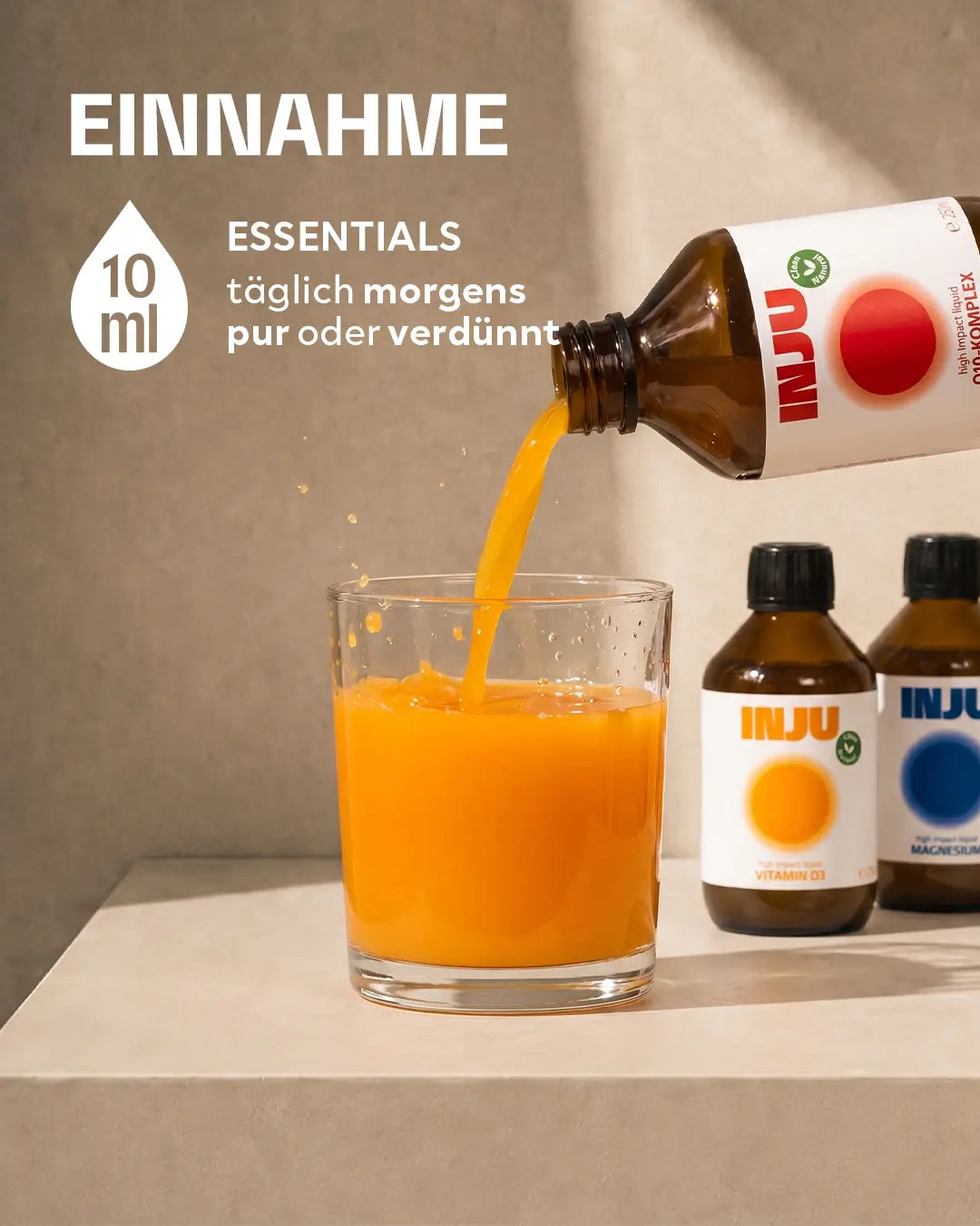 Infografik zur Einnahme des Sets: Text-Info für 10 ml INJU ESSENTIALS täglich morgens pur oder verdünnt. Im Bild wird die orangefarbene INJU Q10 Flüssigkeit in ein großes Glas gegossen, während im Hintergrund die Flaschen von INJU VITAMIN D3 und INJU MAGNESIUM stehen.