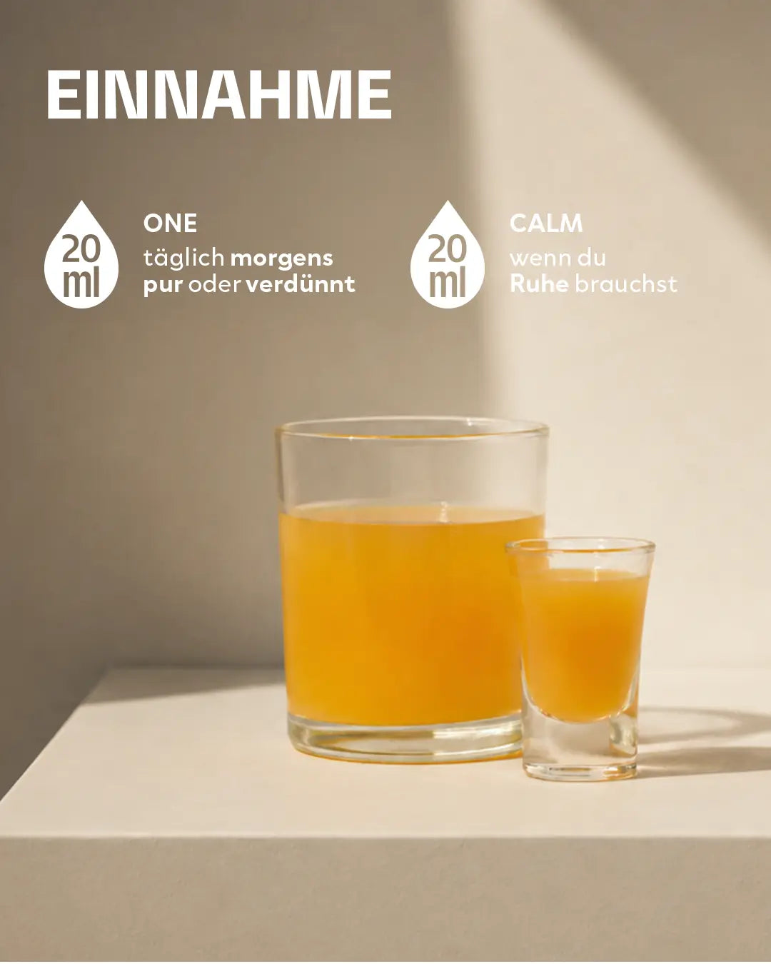 Infografik zur Einnahme des Sets: Text-Info für 20 ml INJU ONE täglich morgens und 20 ml INJU CALM wenn du Ruhe brauchst. Darunter stehen ein großes Glas mit der gelben INJU ONE Flüssigkeit und ein kleines Shotglas mit der goldgelben INJU CALM Flüssigkeit.