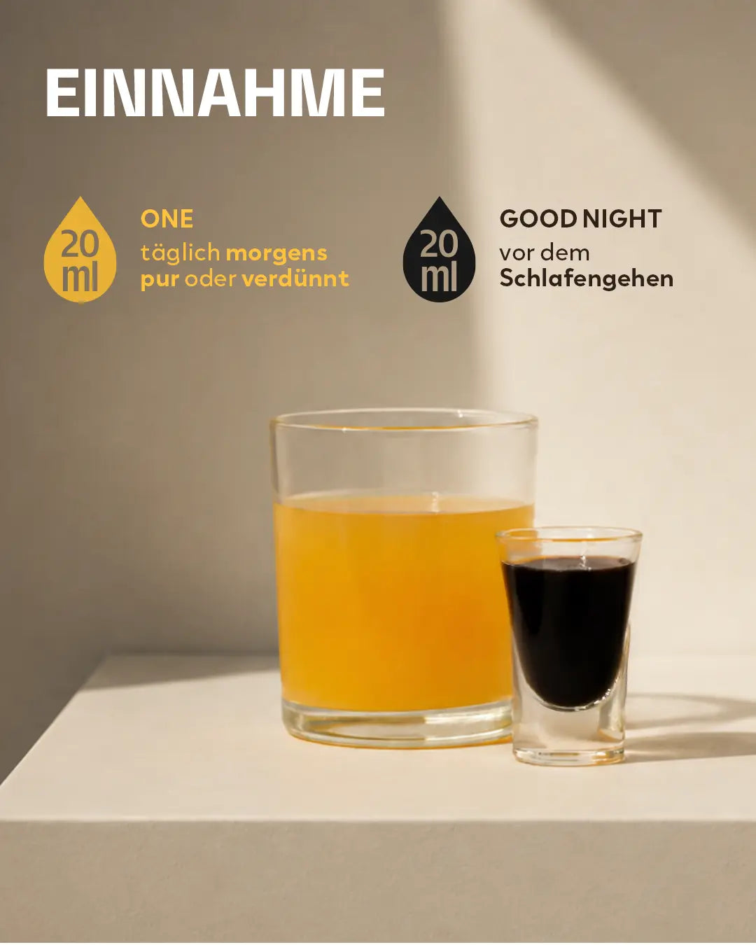 Infografik zur Einnahme des Sets: Text-Info für 20 ml INJU ONE täglich morgens und 20 ml INJU GOOD NIGHT vor dem Schlafengehen. Darunter stehen ein großes Glas mit der gelben INJU ONE Flüssigkeit und ein kleines Shotglas mit tief dunkelvioletten INJU GOOD NIGHT Flüssigkeit.