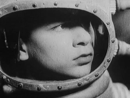 Kopf eines jungen Mannes im Raumanzug schwarz-weiß