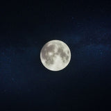 Leuchtender Mond bei Nacht
