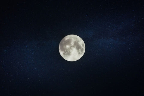 Leuchtender Mond bei Nacht