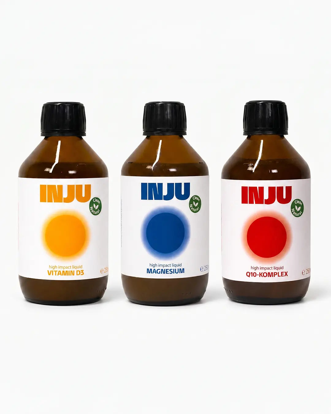 INJU ESSENTIALS BUNDLE: Drei braune Glasflaschen von INJU nebeneinander auf weißem Grund: „Vitamin D3“ (gelber Kreis), „Magnesium“ (blauer Kreis) und „Q10-Komplex“ (roter Kreis) auf weißen Etiketten.