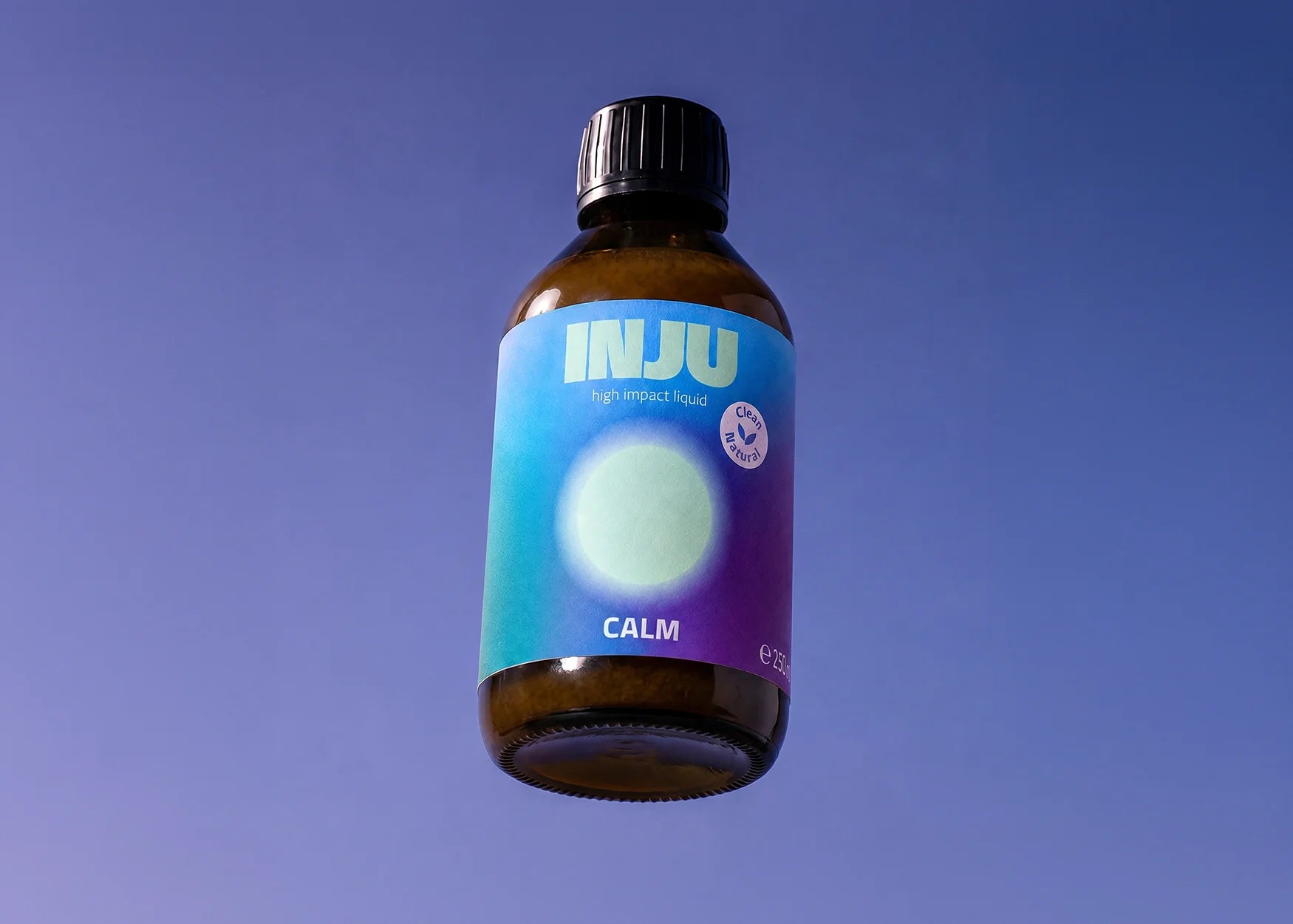 INJU CALM-Braunglasflasche vor lila Hintergrund. Das blau-violette Etikett zeigt das Logo und einen sanft hellgrün leuchtenden Kreis.