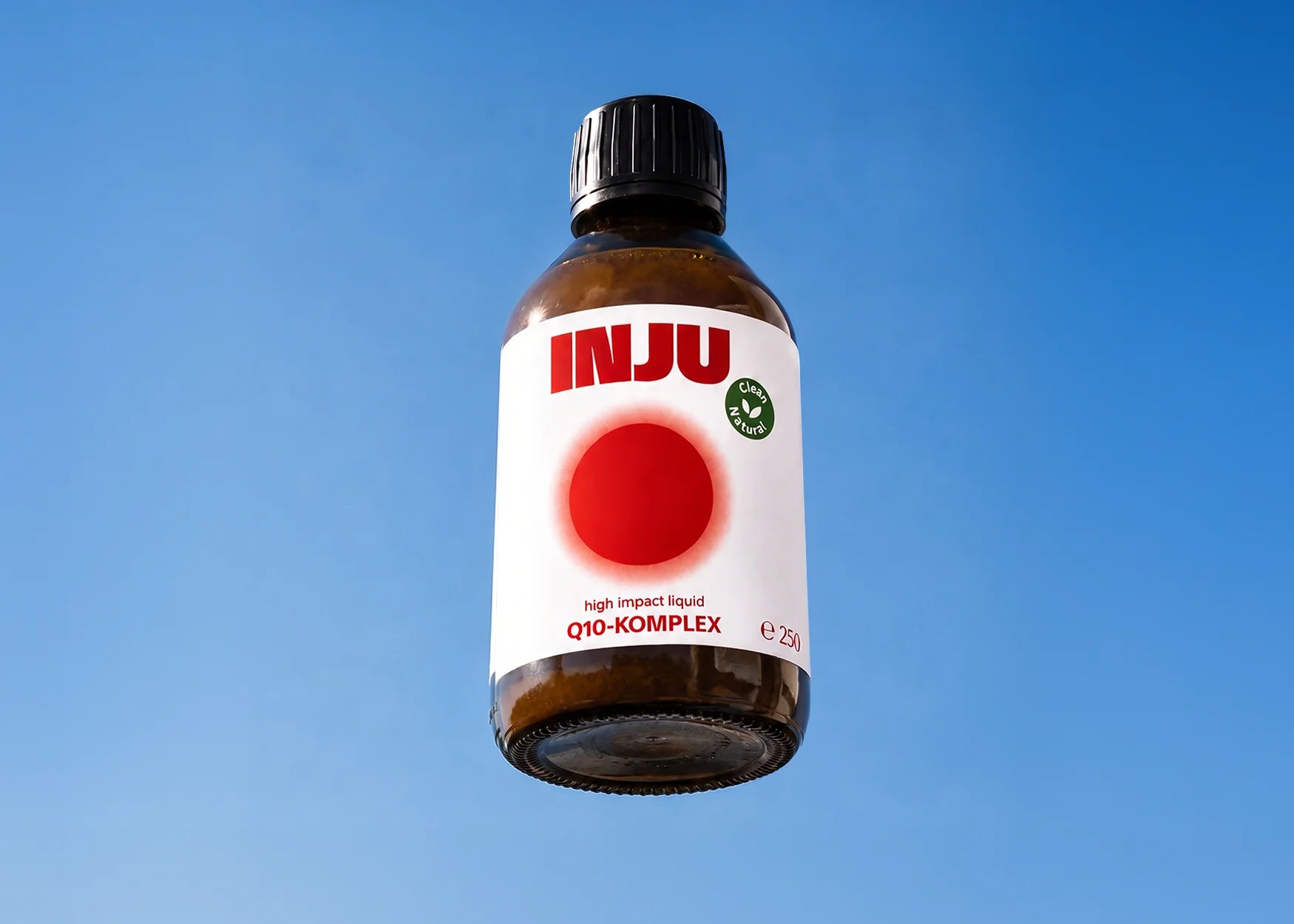 INJU Q10-KOMPLEX-Braunglasflasche vor blauem Himmel. Das weiße Etikett zeigt das Logo und einen leuchtend roten Kreis.