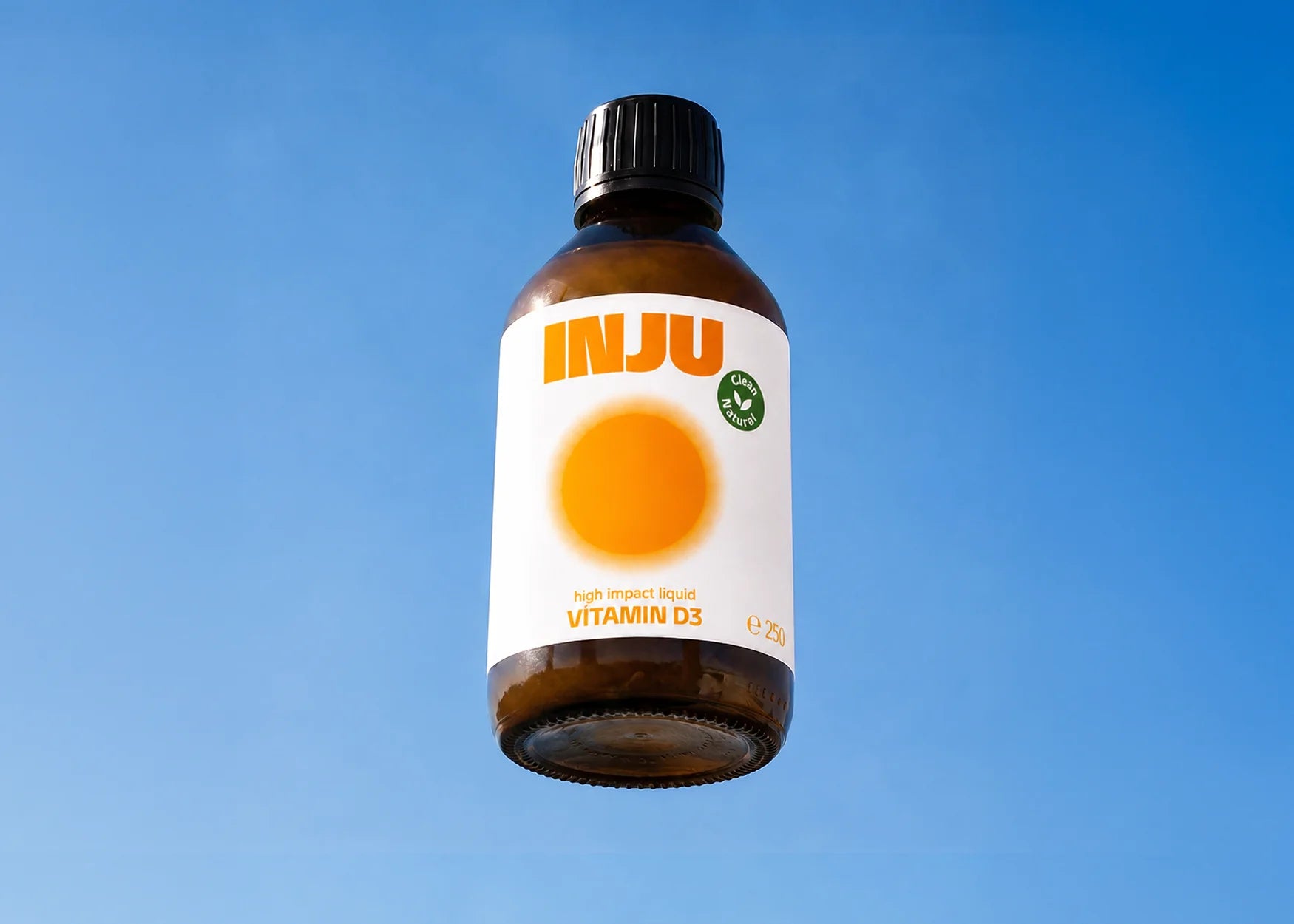 INJU VITAMIN D3-Braunglasflasche vor blauem Himmel. Das weiße Etikett zeigt das Logo und einen leuchtend orangefarbenen Kreis.