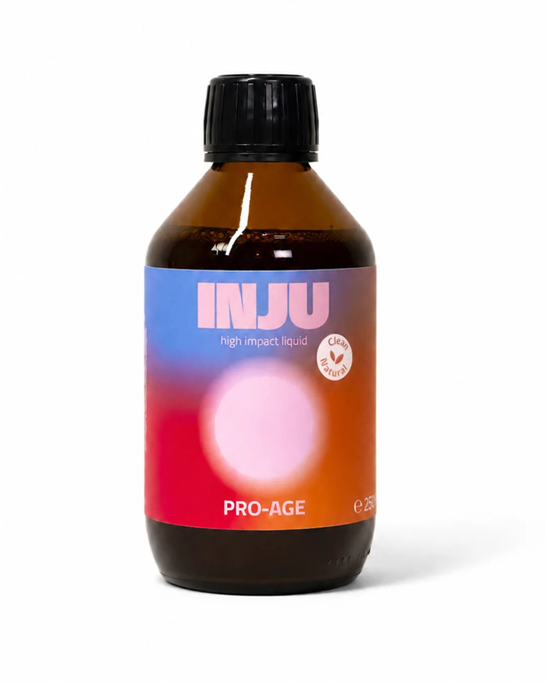Braune Glasflasche „INJU Pro-Age“ mit einem Etikett in Blau-Rot-Orange-Verlauf und einem hellrosa leuchtenden Kreissymbol in der Mitte.