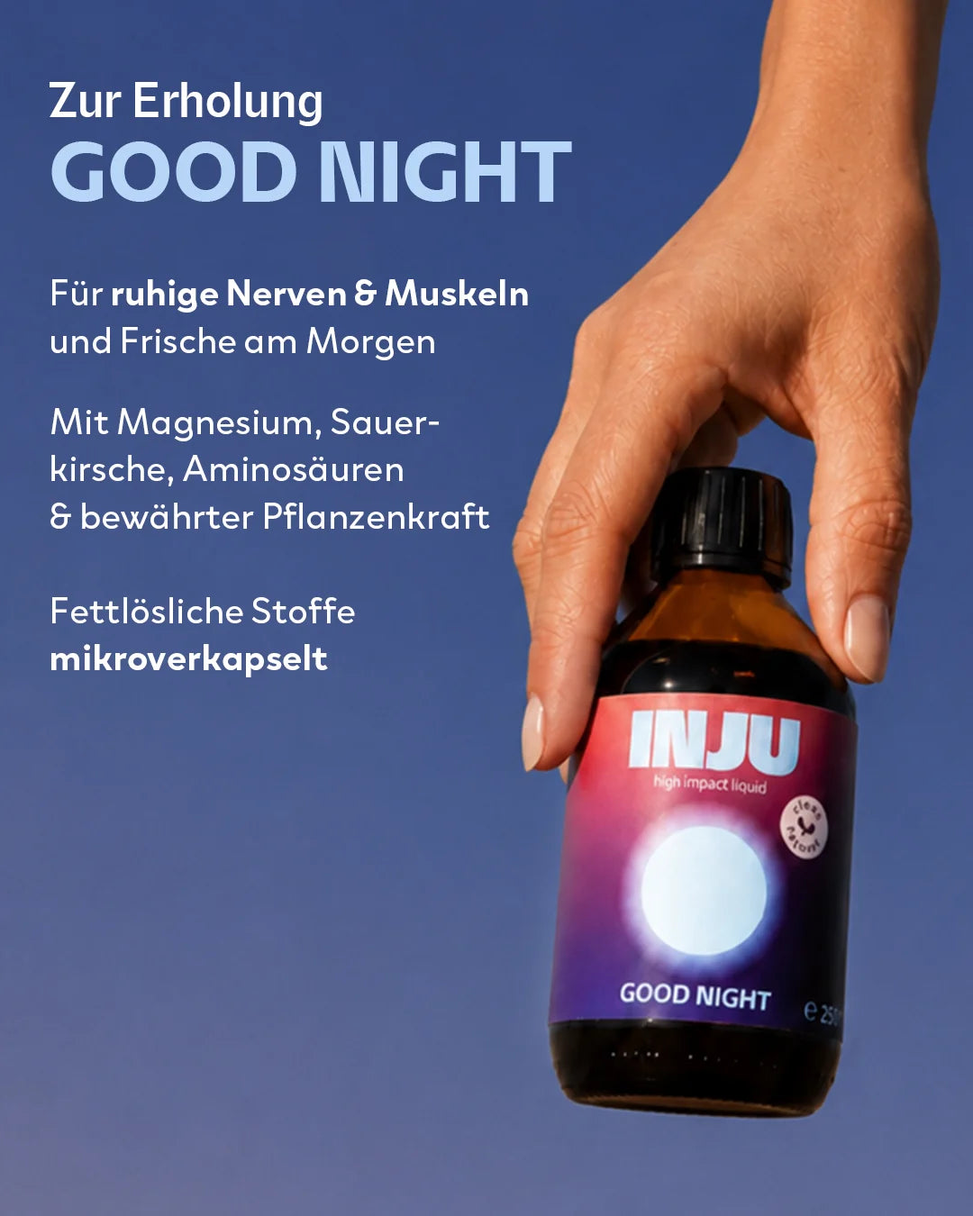 Eine Hand hält die INJU Good Night Flasche gegen den blauen Hintergrund. Text beschreibt dass INJU Good Night dient zur Erholung, für ruhige Nerven und Muskeln und Frische am Morgen. Info dass fettlösliche Stoffe mikroverkapselt sind.