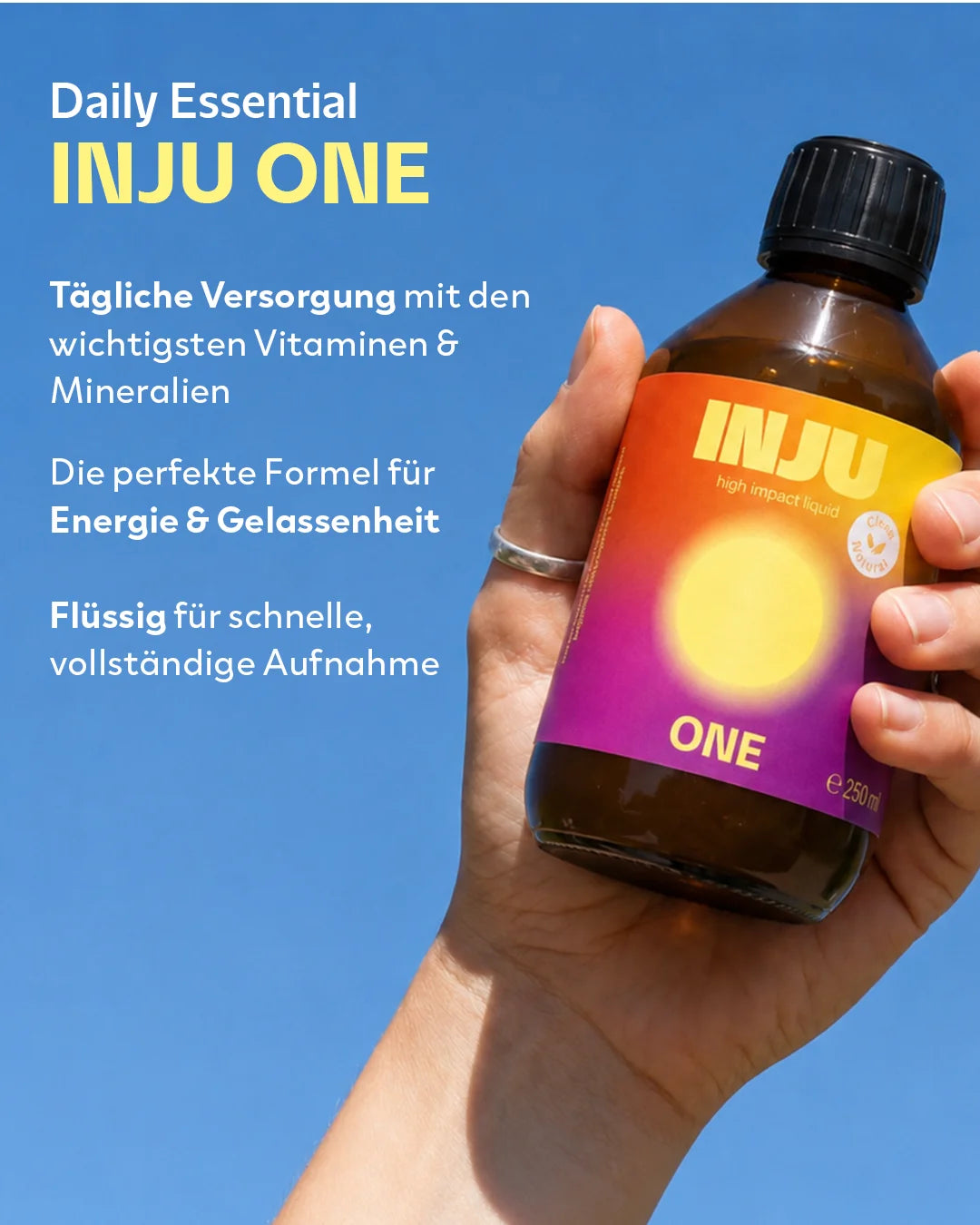 Eine Hand hält die INJU ONE Flasche mit vor blauem Himmel. Text bezeichnet das Produkt als „Daily Essential“ für Energie und Gelassenheit. INJU ONE versorgt täglichen mit den wichtigsten Vitaminen & Mineralien.
