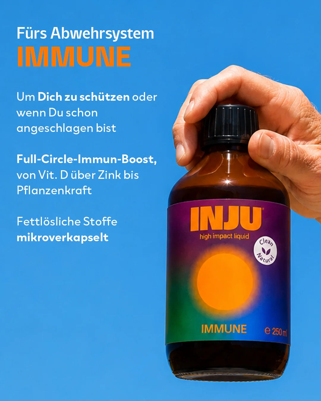 Eine Hand hält die INJU Immune Flasche am Deckel vor blauem Himmel. Der Text beschreibt einen „Full-Circle-Immun-Boost“ mit Vitamin D, Zink und Pflanzenkraft für das Abwehrsystem.