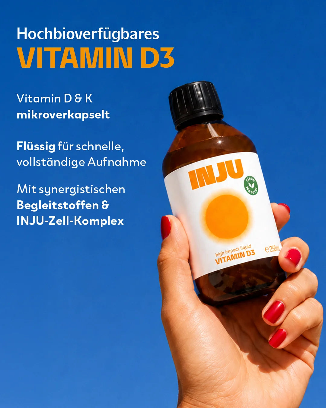 Eine Hand mit rot lackierten Fingernägeln hält die INJU Vitamin D3 Flasche vor einem strahlend blauen Himmel. Der Text beschreibt hochbioverfügbares, mikroverkapseltes Vitamin D & K für eine schnelle Aufnahme.