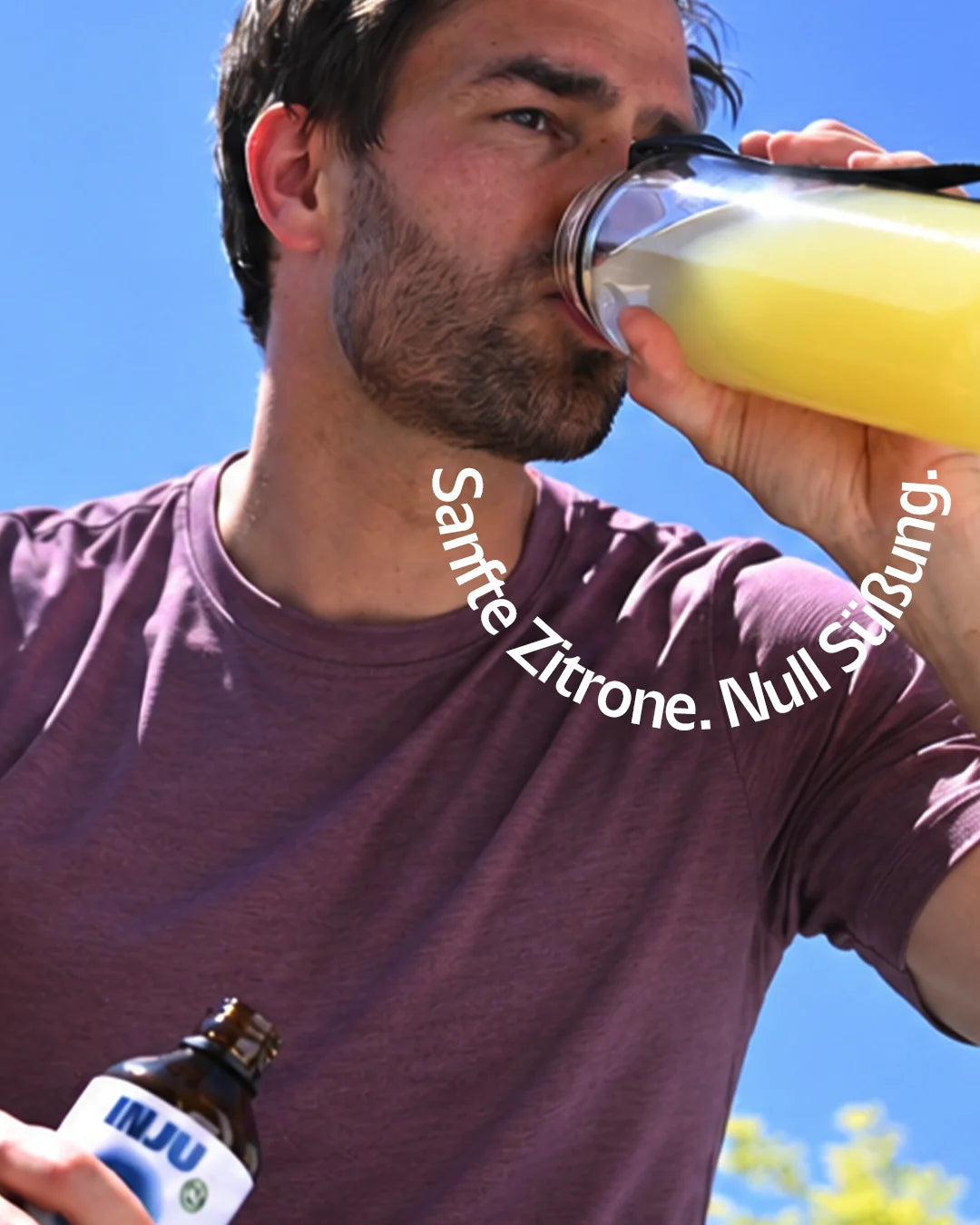 Ein Mann trinkt das hellgelbe INJU Magnesium aus einer Wasserflasche und hält die Flasche INJU Magnesium in der Hand. Text-Bogen: "Sanfte Zitrone. Null Süßung."