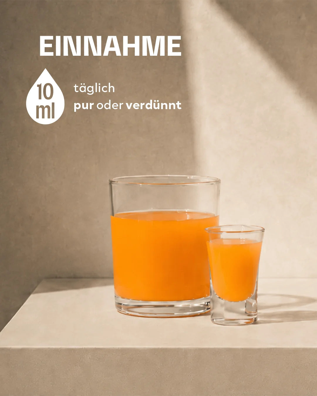 Ein großes Glas Wasser und ein Shotglas gefüllt mit der orangefarbenen INJU Q10-Flüssigkeit auf beigem Grund. Text-Hinweis: 10ml täglich pur oder verdünnt einnehmen.