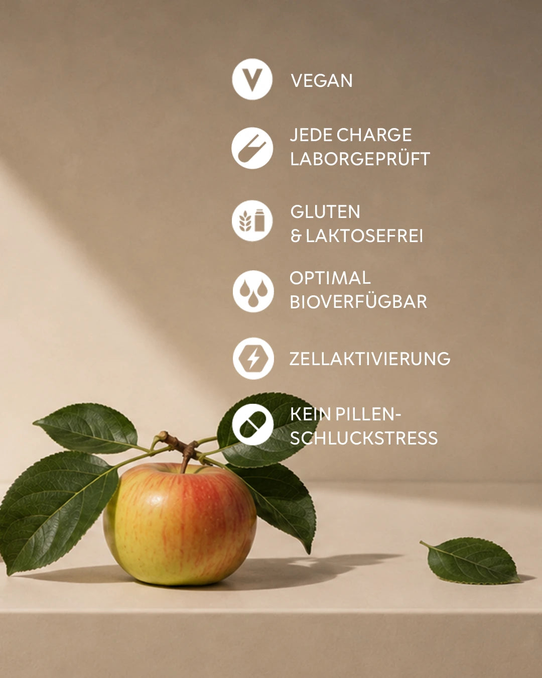 Liste von Produkteigenschaften von INJU CALM mit Icons: Vegan, jede charge Laborgeprüft, gluten- und laktosefrei, optimale Bioverfügbarkeit,  Zellaktivierung und kein Pillen-Schluckstress. Im unteren Teil des Bildes liegt ein frischer Apfel mit grünen Blättern.