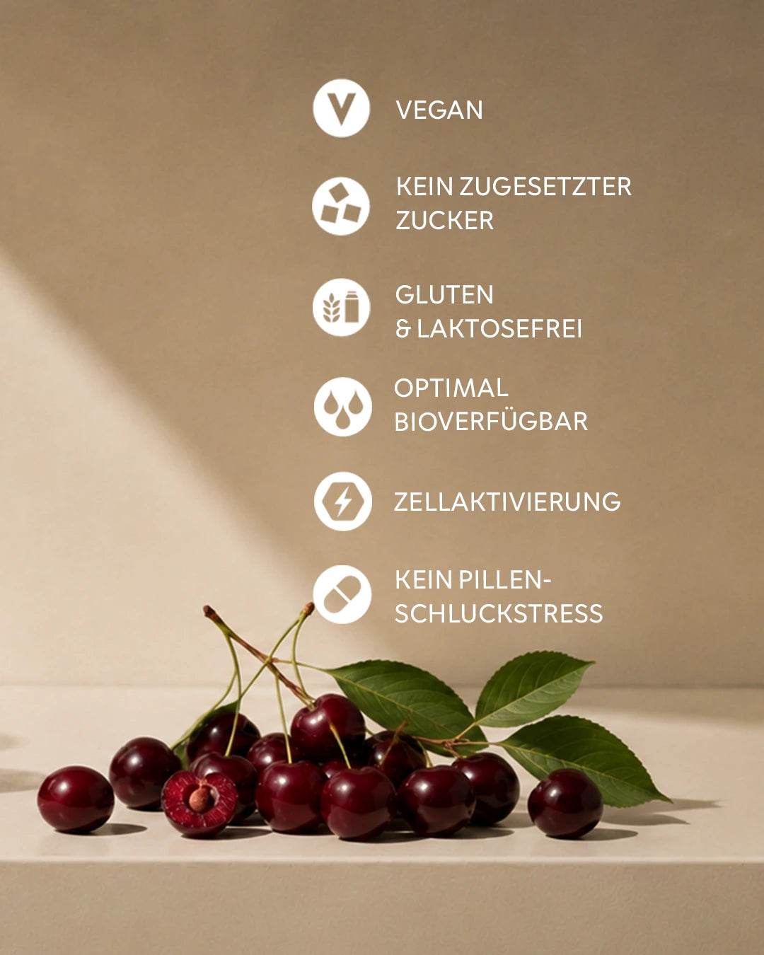 Liste von Produkteigenschaften von INJU GOOD NIGHT mit Icons: Vegan, frei von Zucker und Süßstoffen, gluten- und laktosefrei, optimale Bioverfügbarkeit,  Zellaktivierung und kein Pillen-Schluckstress. Im Hintergrund liegen frische Sauerkirschen mit grünen Blättern.