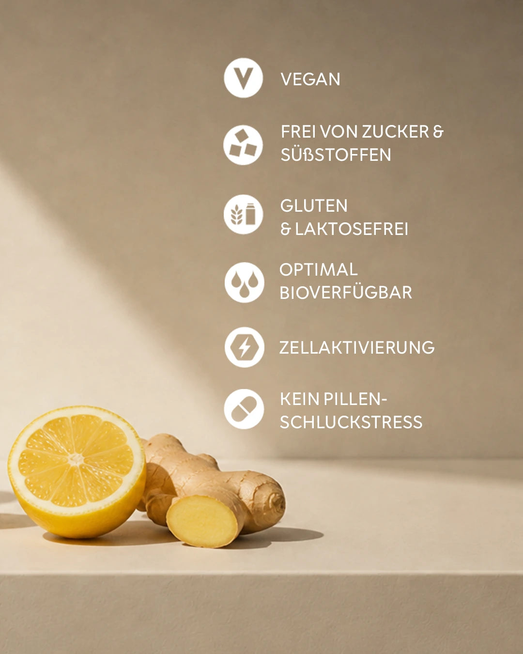 Liste von Produkteigenschaften von INJU ONE mit Icons: Vegan, frei von Zucker und Süßstoffen, gluten- und laktosefrei, optimale Bioverfügbarkeit,  Zellaktivierung und kein Pillen-Schluckstress. Im unteren Teil des Bildes sind eine halbe Zitrone und ein Stück Ingwer zu sehen.