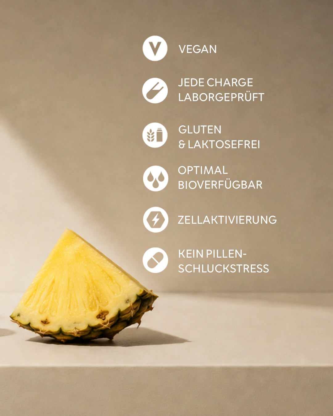 Liste von Produkteigenschaften von INJU IMMUNE mit Icons: Vegan, jede charge Laborgeprüft, gluten- und laktosefrei, optimale Bioverfügbarkeit,  Zellaktivierung und kein Pillen-Schluckstress. Im unteren Teil des Bildes ist ein geschnittenes Stück Ananas.