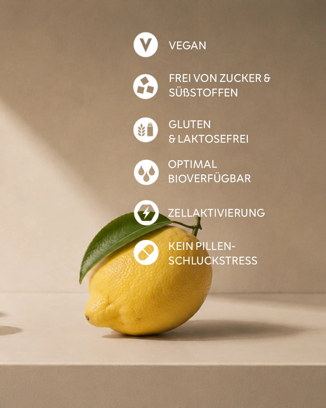 Liste von Produkteigenschaften von INJU Magnesium mit Icons: Vegan, frei von Zucker und Süßstoffen, gluten- und laktosefrei, optimale Bioverfügbarkeit,  Zellaktivierung und kein Pillen-Schluckstress. Im Hintergrund ist eine frische Zitrone.