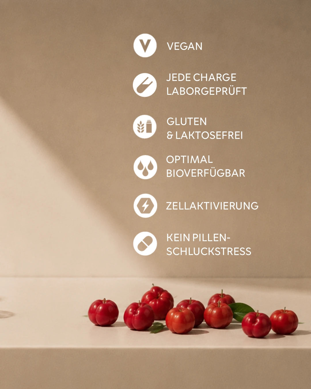 Liste von Produkteigenschaften von INJU PERFORMANCE mit Icons: Vegan, jede charge Laborgeprüft, gluten- und laktosefrei, optimale Bioverfügbarkeit,  Zellaktivierung und kein Pillen-Schluckstress. Im unteren Teil des Bildes sind mehrere rote Acerola-Kirschen