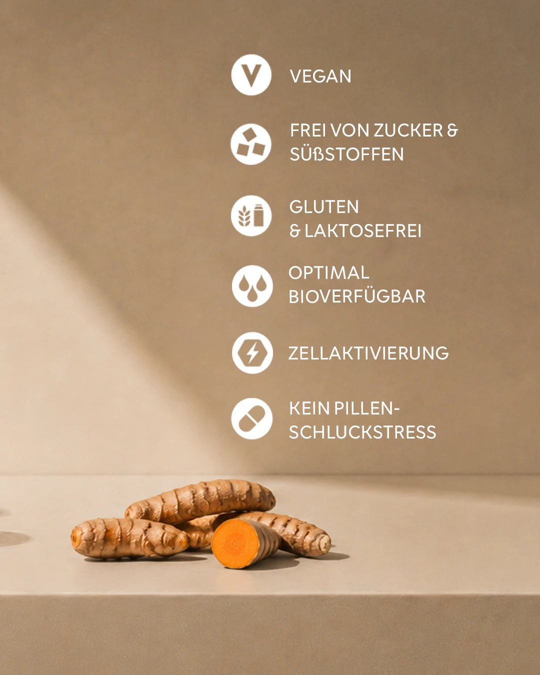 Liste von Produkteigenschaften von INJU Q10-KOMPLEX mit Icons: Vegan, frei von Zucker und Süßstoffen, gluten- und laktosefrei, optimale Bioverfügbarkeit,  Zellaktivierung und kein Pillen-Schluckstress. Im Hintergrund liegen frische Kurkumawurzeln, eine davon aufgeschnitten.
