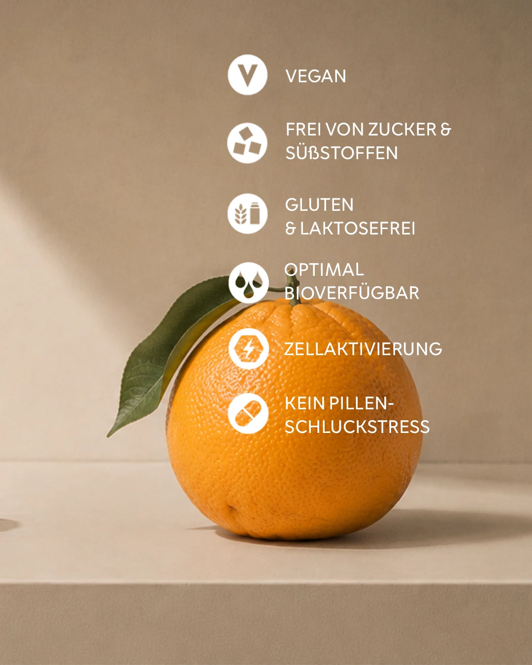 Liste von Produkteigenschaften von INJU VITAMIN D3 mit Icons: Vegan, frei von Zucker und Süßstoffen, gluten- und laktosefrei, optimale Bioverfügbarkeit,  Zellaktivierung und kein Pillen-Schluckstress. Im Hintergrund ist eine frische Orange mit Blatt.