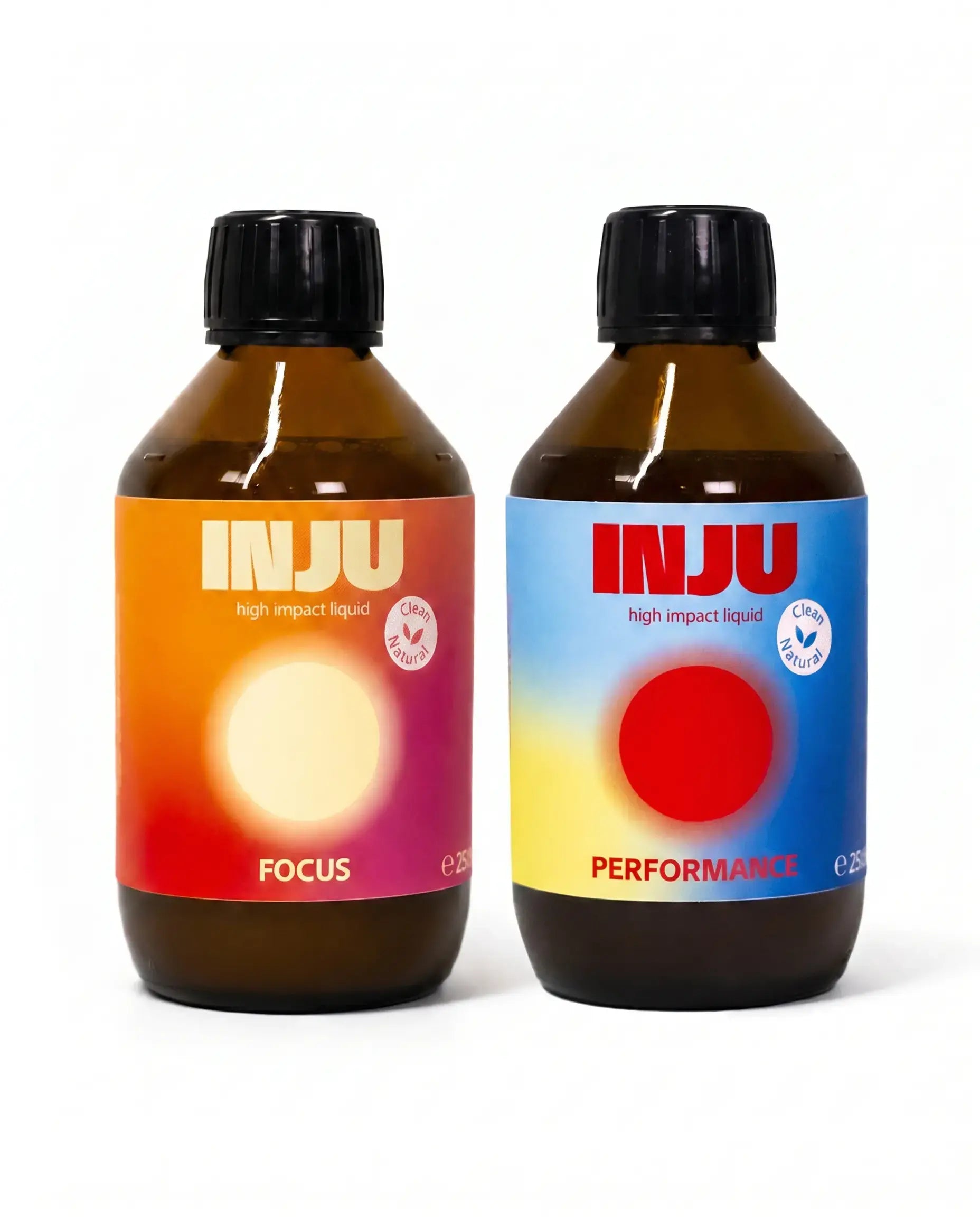 INJU Gründerszene BUNDLE. Zwei braune Glasflaschen von INJU nebeneinander: links „Focus“ mit orange-pinkem Etikett und hellgelbem Kreis, rechts Performance“ mit gelb-hellblauem Etikett und rotem Kreis.